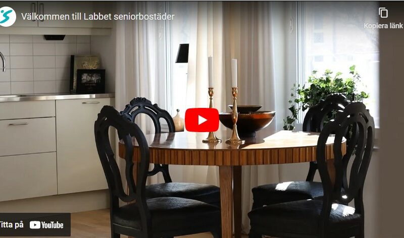 Ett köksbord med stolar i en lägenhet