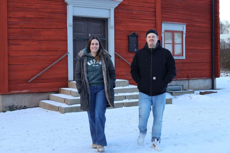 Ägarduon Malin och Rikard framför Mjellerumsgården