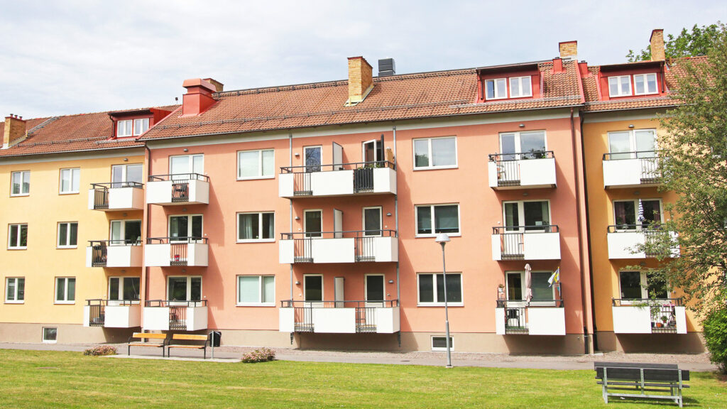innergård med gräsmatta och sittmöjlighet