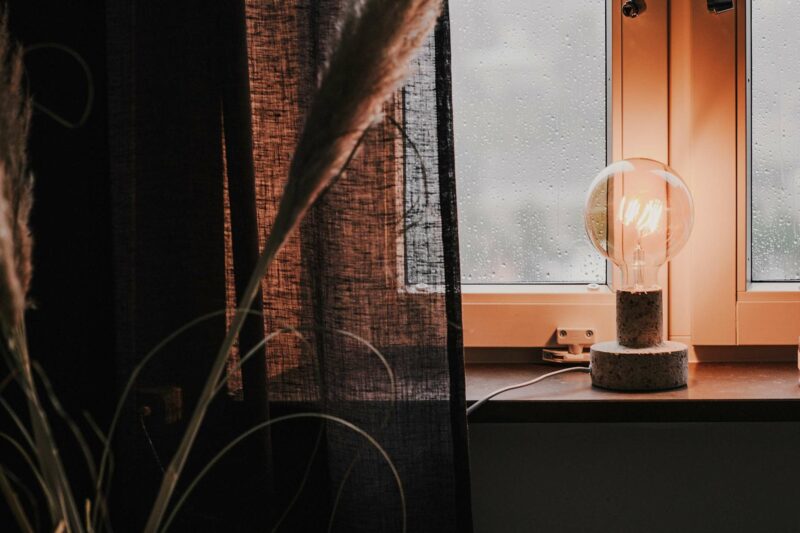 lampa i ett fönster med ett varmt sken