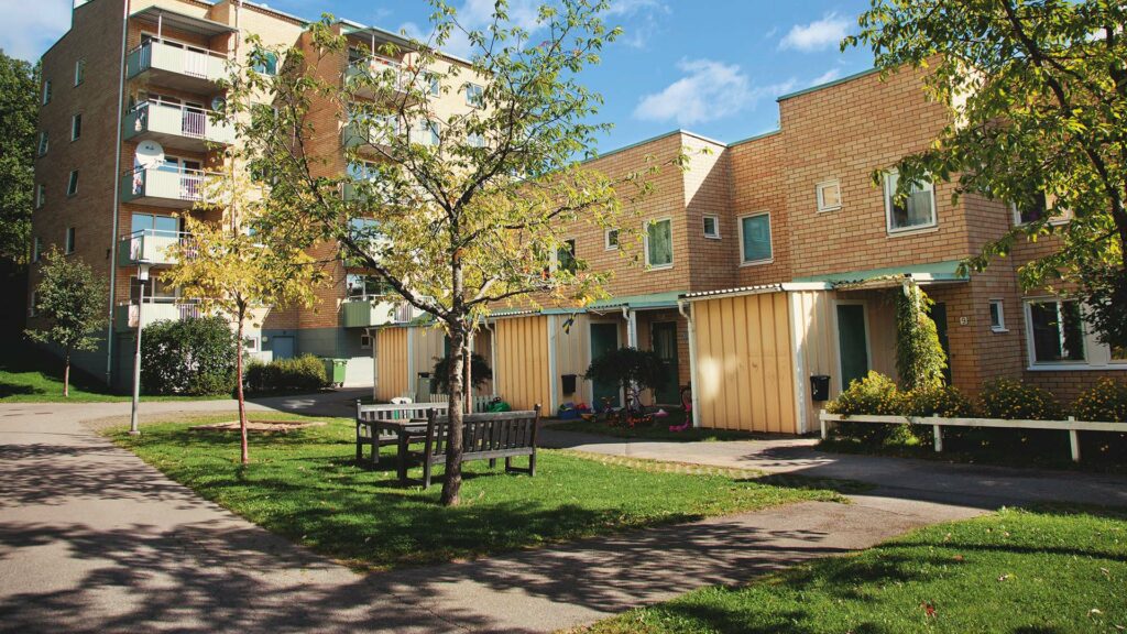 innergård med gröna träd
