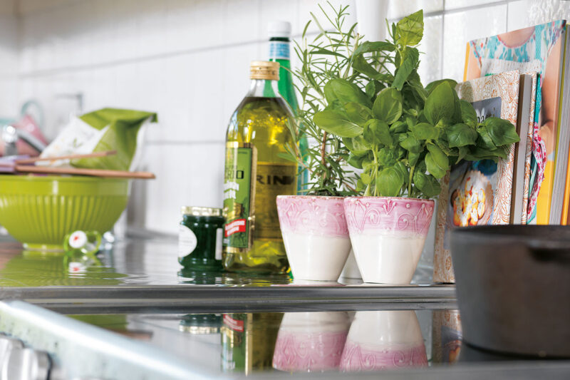 örter och kokböcker på en diskbänk