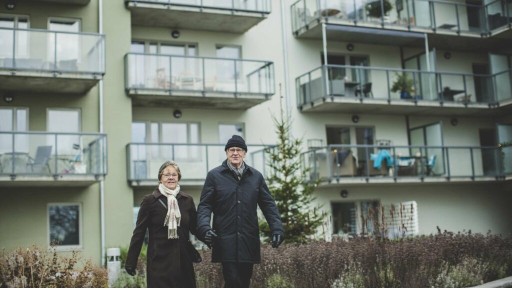 ett äldre par på innergård