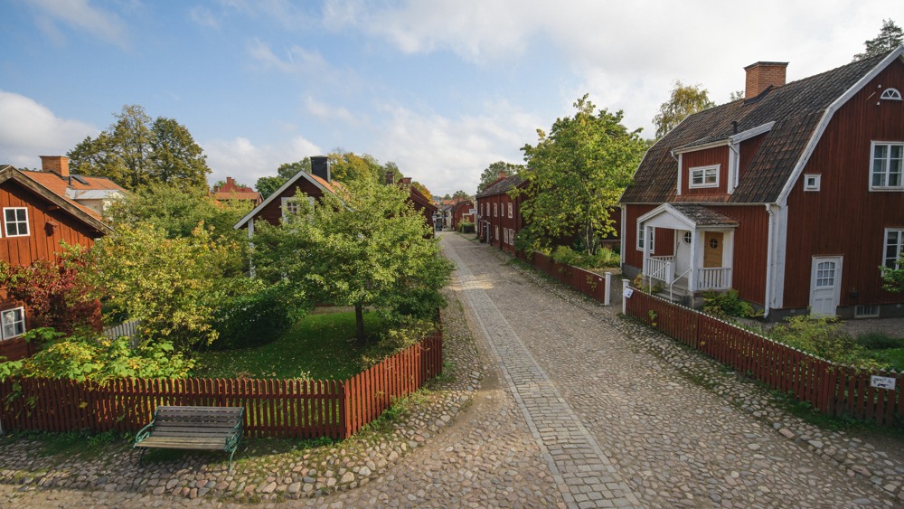 kullerstensgator med röda hus med vita knutar